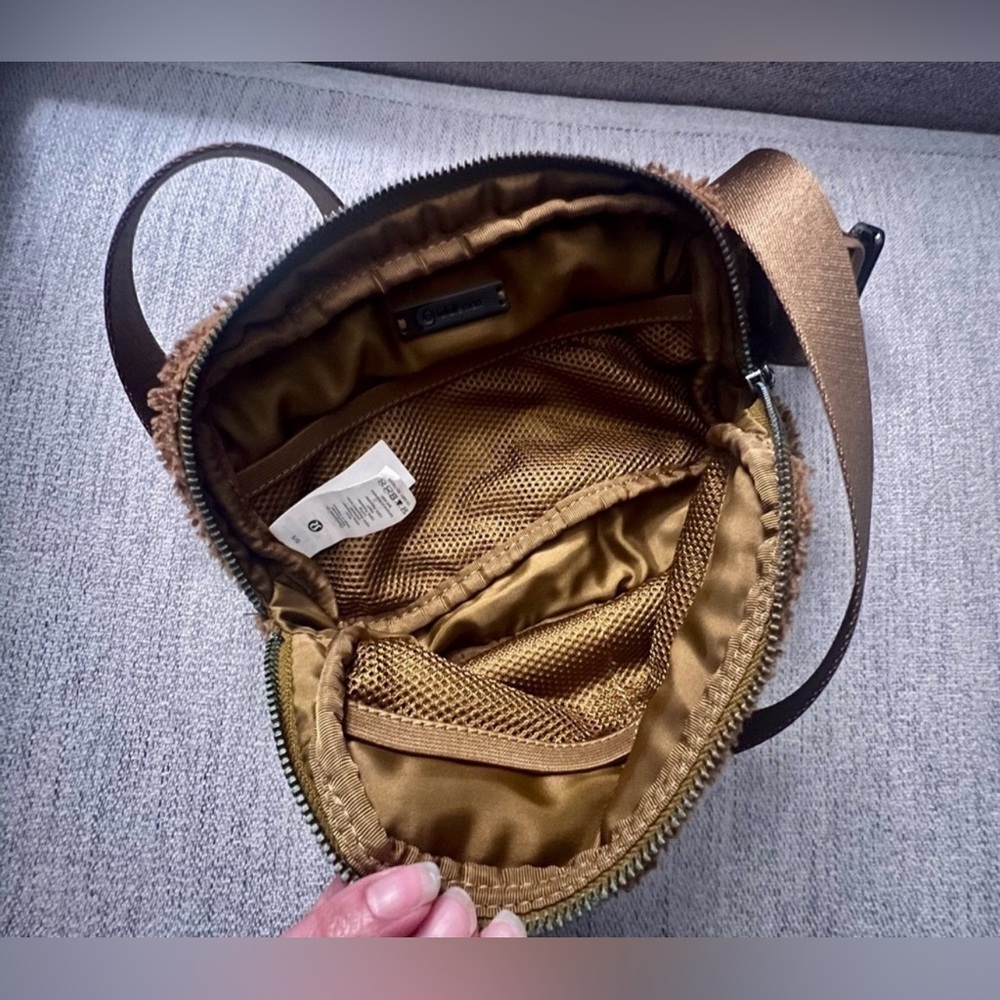 Lululemon Everywhere Belt Bag Brown Sherpa Fleece Travel Activewear Gym Casual - Picture 10 of 12
